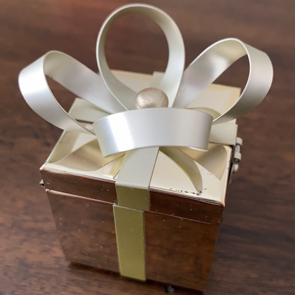 GUC metallic ring box with hinge and bow on top - Picture 7 of 13